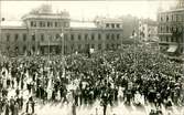 Vykort med motiv över Stora Torget och Gustav Adolfstatyn i Sundsvall.