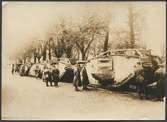 Tyska soldater beskådar stridsvagnar