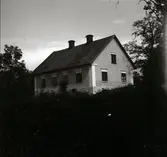 Helgerum, Nygård bostadshus med putsad fasad sadeltak.