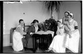 Hålahult sanatorium, interiör, fem kvinnor sitter runt ett bord, fyra klädda i uniform, från vänster Hanna Johansson 15/2 1913-> köksföreståndarinna, fyra från vänster syster Rut Larsson  1/7 1914->