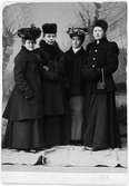 Ateljéporträtt - Emma Osti, Jenny Sundmark, Magda L Brisfelt, Mimmi Dübeck, Uppsala 1908