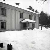 Mangårdsbyggnad med veranda i Runtorp.