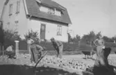 Bild 1: Stensättning av Sandgatan (1933?) fr.v. S Wisén, V Wisén, A Nilsson o H Mjöberg.  Bild 2: Stensättning korsningen Sandgatan- Holgersgatan (1933?), i bakgrunden Janne Andersson brädgård.