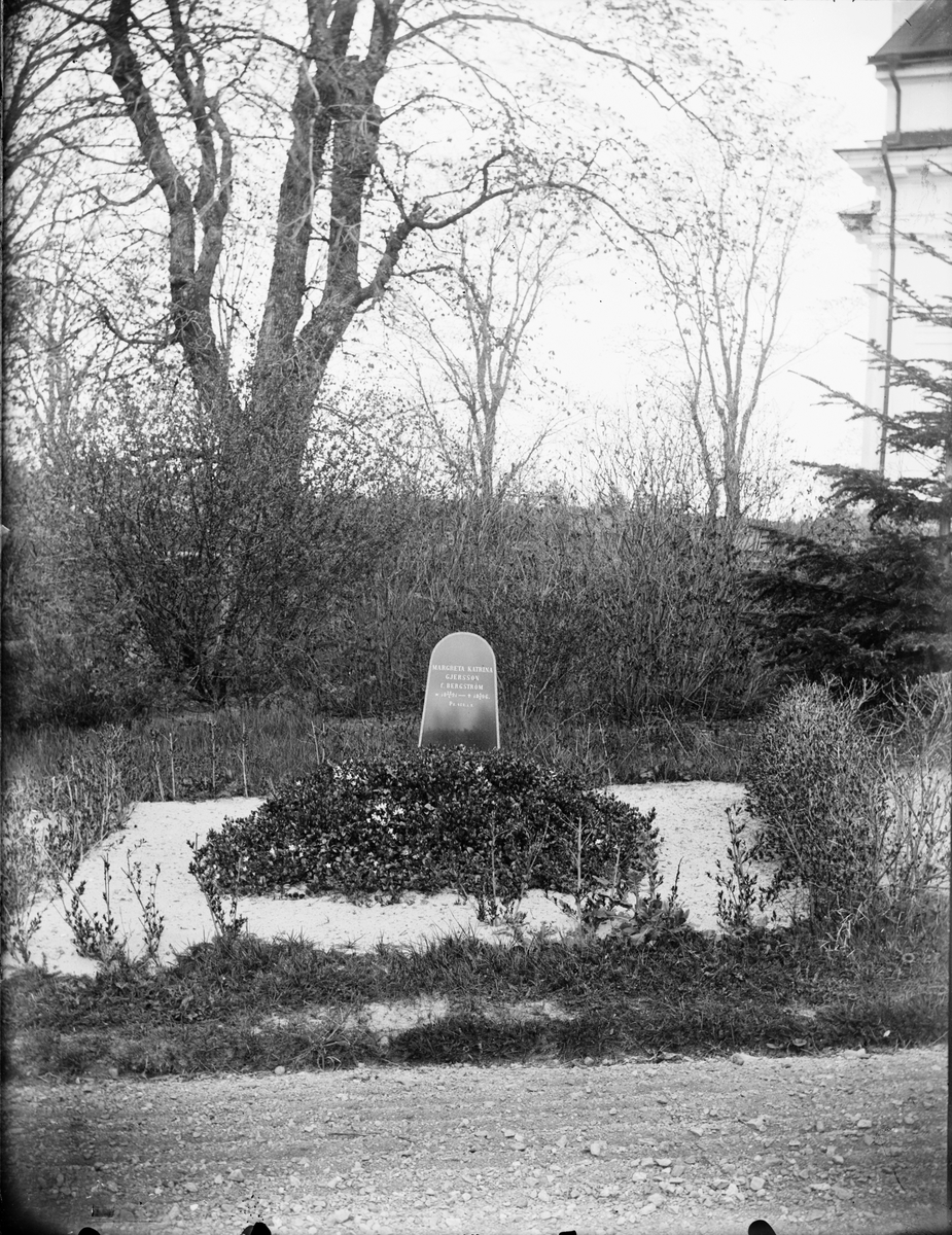 Skötsner-Edhlund, Gravsten, Forsmarks kyrkogård, Uppland