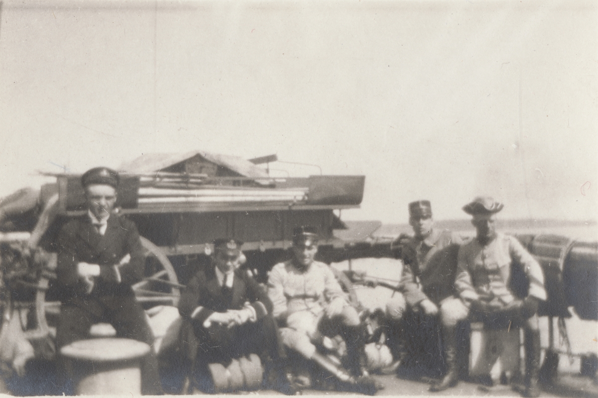 Unknown artist, Soldiers on board a cannon boat.
