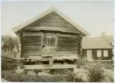 Möklinta sn, Sala.
Stolpbod från Vivastbo före flyttningen till Hembygdsgården. 1919.