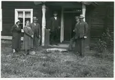 Möklinta sn, Sala.
Möklinta Hembygdsförening. Gammelgården, 1933, Styrelsen för hembygdsgården och intendent Sven Drakenberg.