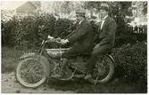 Möklinta sn, Sala.
Två möklintabor på motorcykel. C:a 1910-1920.