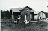 Möklinta sn, Sala.
Man och kvinna med fem barn utanför bostaden. Början av 1900-talet.