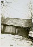 Möklinta sn, Sala.
Uthusbyggnad vid Möklinta prästgård. 1927.