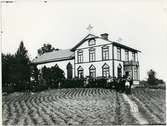 Möklinta sn, Sala.
Exteriör av Missionskyrkan med många församlingsmedlemmar stående utanför, c:a 1910.