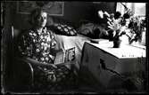 Kvinna läser tidningen Trikå-kompaniet