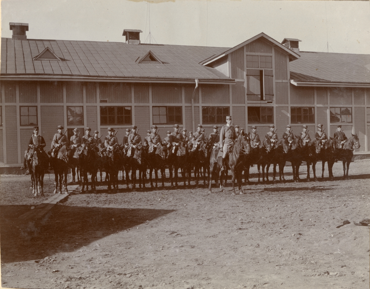 Unknown artist, Fotoalbum innehållande bilder från Carl Bernadotte af Wisborgs tid vid Kavalleriskolan i Umeå åren 1909-10 samt diverse familjebilder.