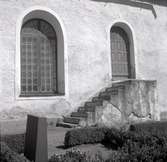 Döderhults kyrka, exteriör långsidan med stentrappan mot portalen.