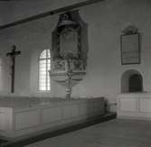 Interiör av Döderhults kyrka med predikstolen.