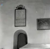 Interiör av Döderhults kyrka, tavla med namnen på kyrkoherdarna i församlingen.