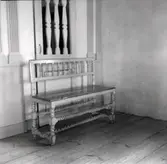 Interiör av Döderhults kyrka, soffa med svarvade detaljer.