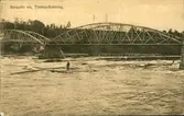 Vykort med motiv över timmerflottning vid bron i Bergeforsen.