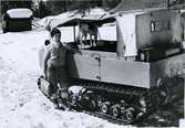 Lantbrevbärare Oskar Johansson,  Vuonatjviken, körande snövessla på linjen Långudden-Vuonatjviken  (33 km.)  April 1952.