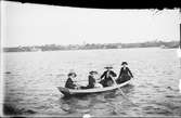 Fyra kvinnor i en roddbåt, Östhammar, Uppland