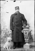 Ateljéporträtt - man i uniform med hund, Östhammar, Uppland