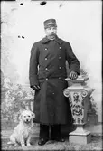 Ateljéporträtt - man i uniform med hund, Östhammar, Uppland