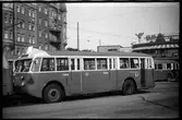 Aktiebolaget Stockholms Spårvägar, SS buss, vid hållplats på linje 61 som utgick från Norra Bantorget - Tranebergsbron - Västerled - Abrahamsberg - Åkeslund - Olovslund.