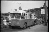 Buss tillhörande Aktiebolaget Stockholms Spårvägar, SS H16A 1240 vid hållplats Norra Bantorget på linje 56 i Stockholm som gick mellan Norra Bantorget - Fridhemsplan - Stora Essingen.