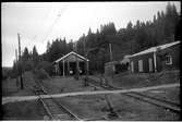 Gamla vagnhallen och likriktarstationen vid Munkvoll i Trondheim, 1949-08-04. Munkvoll var en av stationerna utefter Gråkallbanan.