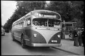 Aktiebolaget Stockholms Spårvägar, SS buss 68, på väg till Världssportutställningen vid Källhagen, 1949. Resan går mellan Nybroplan och utställningen.