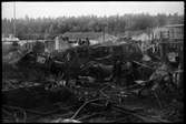 Inspektion av ödeläggelsen av vagnhall och fordon efter branden på Aga industriområde 1949-09-19, i Lidingö.