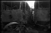 Rester av spårvagnar efter branden i Aga´s vagnhall 1949-09-19. Aga var ett industriområde i stadsdelen Skärsätra, i Lidingö.