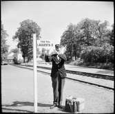 Personal hänger upp tiden för nästa avgång till Läggesta övre på Östra Södermanlands Järnväg vid Mariefred station.