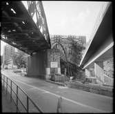 Tegelviksviadukten på linje mellan Stadsgårdens station och Fåfängan, Saltsjöbanan. Till höger i bild, bygget av den nya viadukten sedd under ifrån Folkungagatan.