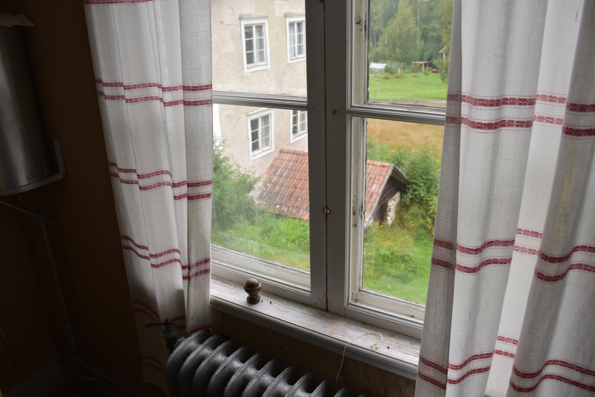 Adam Mol, Interiör från Nygårdsgården i Bingsjö. Rum på övervåningen i korsplanshuset på gården. Huset uppfördes 1912.