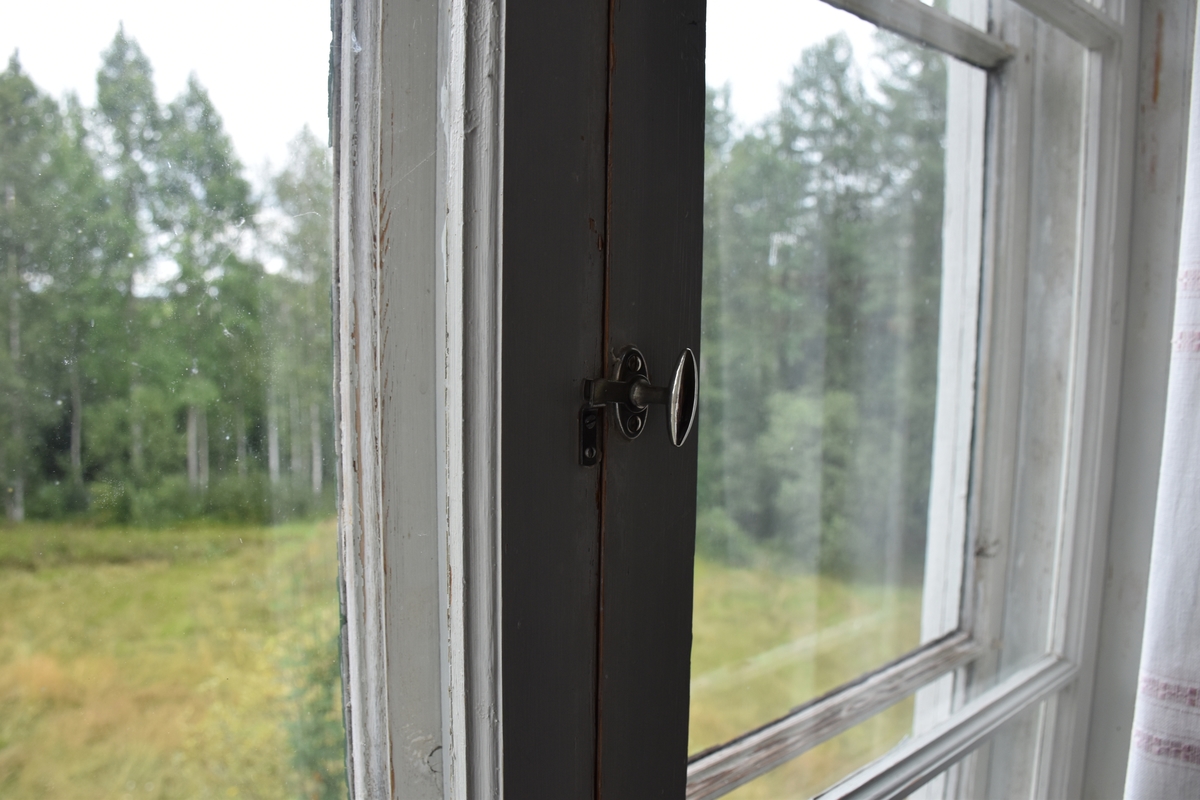 Adam Mol, Interiör från Nygårdsgården i Bingsjö. Rum på övervåningen i korsplanshuset på gården. Huset uppfördes 1912.