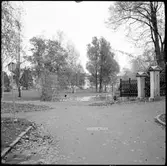 Gångvägskorsning i Liljeholmen, Jönköping, till höger syns grinden till Östra kapellet.