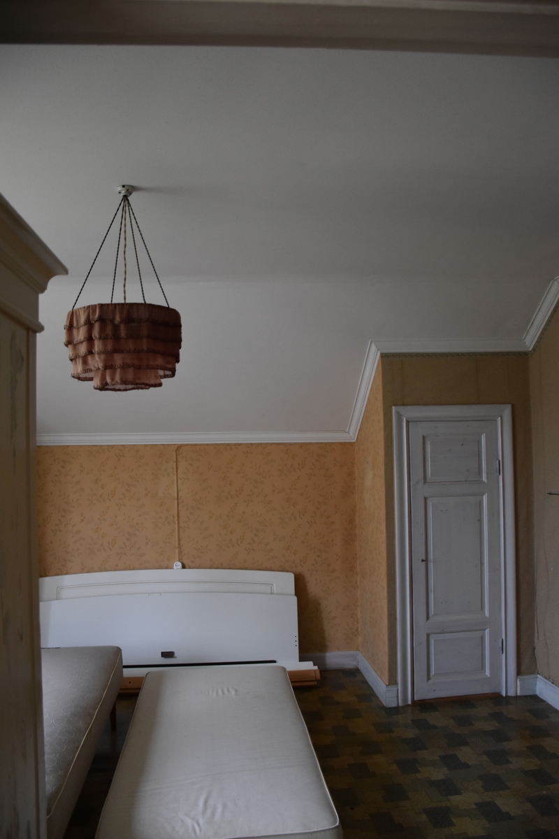 Adam Mol, Interiör från Nygårdsgården i Bingsjö. Rum på övervåningen i korsplanshuset på gården. Huset uppfördes 1912.