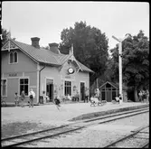 Gotlands Hässelby stationshus med resande på museijärnvägen Gotlands Hesselby Järnväg.