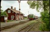 Statens Järnvägar, SJ Tp 3515 med persontåg vid Bärby station.