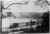 Ånglok med persontåg på linjen.