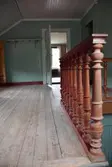 Interiör från Nygårdsgården i Bingsjö. Övre hallen i korsplanshuset på gården. Huset uppfördes 1912.
