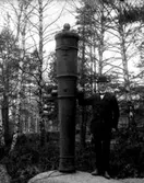 Man stående vid kanonrör på Djäkneberget, Västerås.