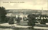 Vykort med motiv över Gustav Adolfs kyrka och skolparken.