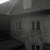 Bostadshus med takkupa och fönster samt putsad fasad.