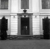 Huvudbyggnaden på Odensviholm, huvudentrén.