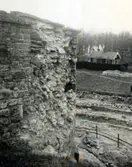 En av slottets postejer vid utgrävningar i de omkringliggande vattnen 1932-1934.