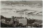 Sulfitfabriken i Svartvik. Tillverkning av sulfitmassa pågick mellan åren 1906-1974. I fonden ses Essviks sulfitfabrik som startade upp sin tillverkning år 1900. Vykort.
