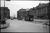 På Banegårdspladsen mot öster står Århus Sporveje, Ås spårvagn 7. Till höger i bild ses Århus Centralstation.