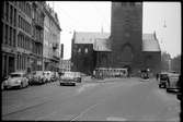 Bilden är tagen vid Store Torv mot Öster om domkyrkan. Framför kyrkan ses Århus Sporveje, ÅS spårvagn och buss.